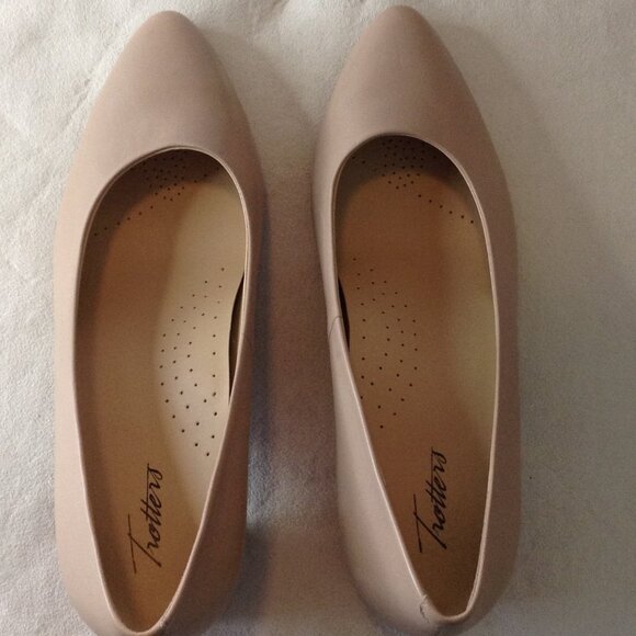 NIB Trotters "Kari", Nude Leather Low pumps, 10.5W, Professional, Collegiate - Picture 1 of 7